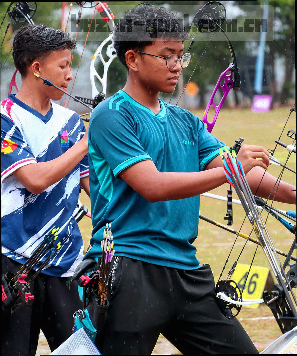 竖向射手榜排名卡片，暖金排名数字配冰蓝趋势线，深色数据台背景